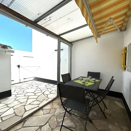 Maison 3 Pieces Pres De La Avec Piscine Et Parking, - Fr-1-224a-71